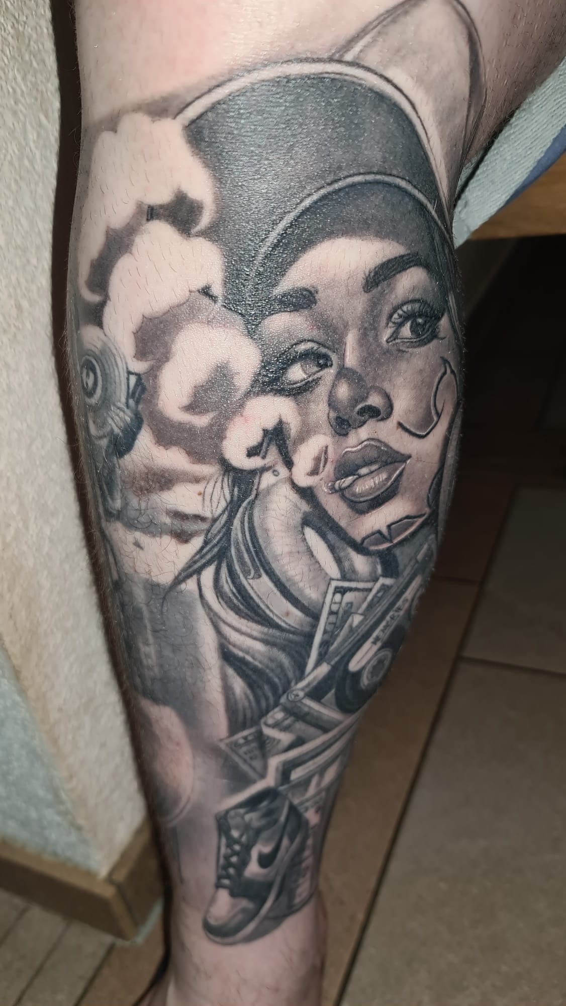 Urbanes Portrait-Tattoo im Custom-Stil mit Cap und Rauchdetail