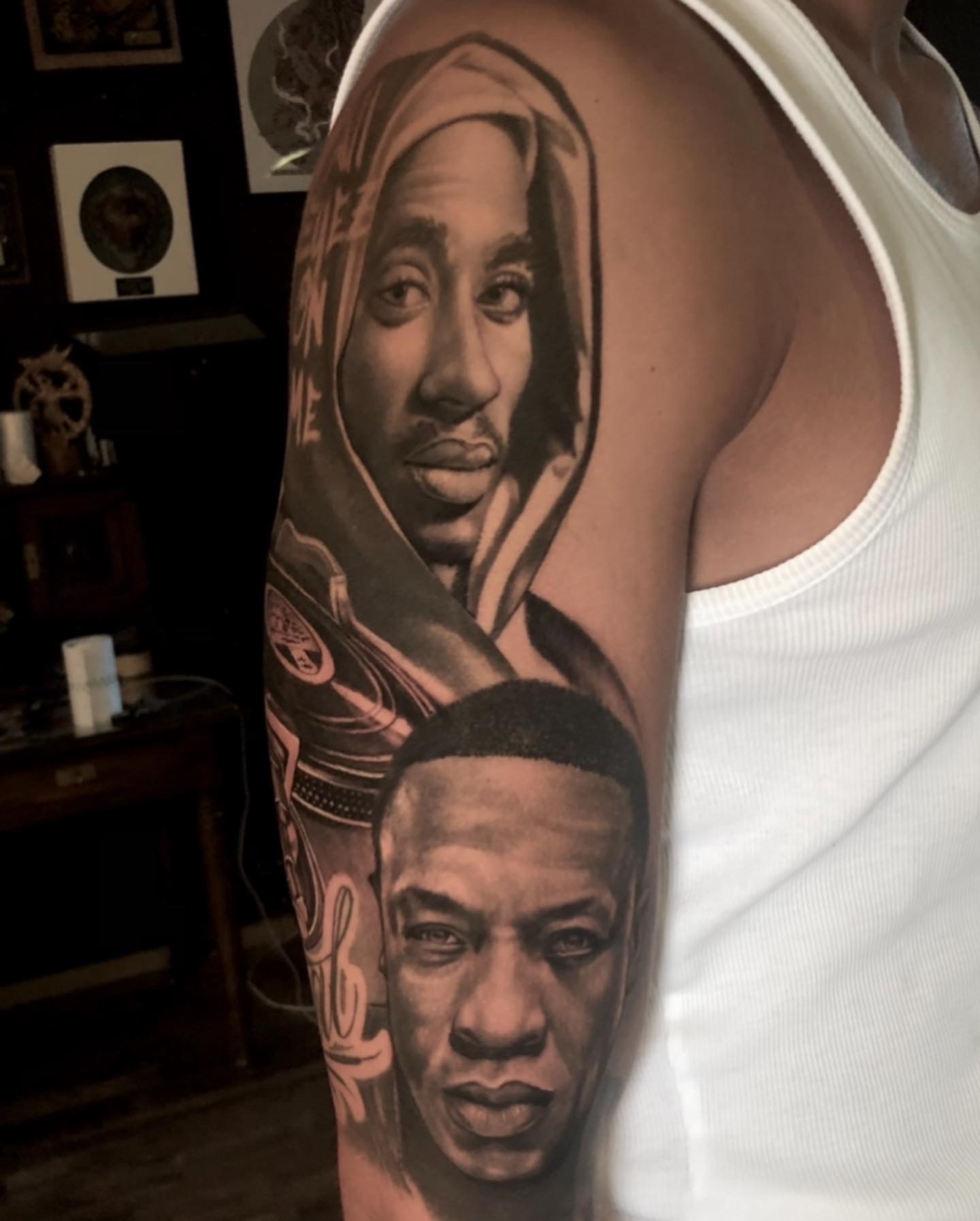 Realistisches Portrait-Sleeve mit zwei Rapper-Portraits am Oberarm