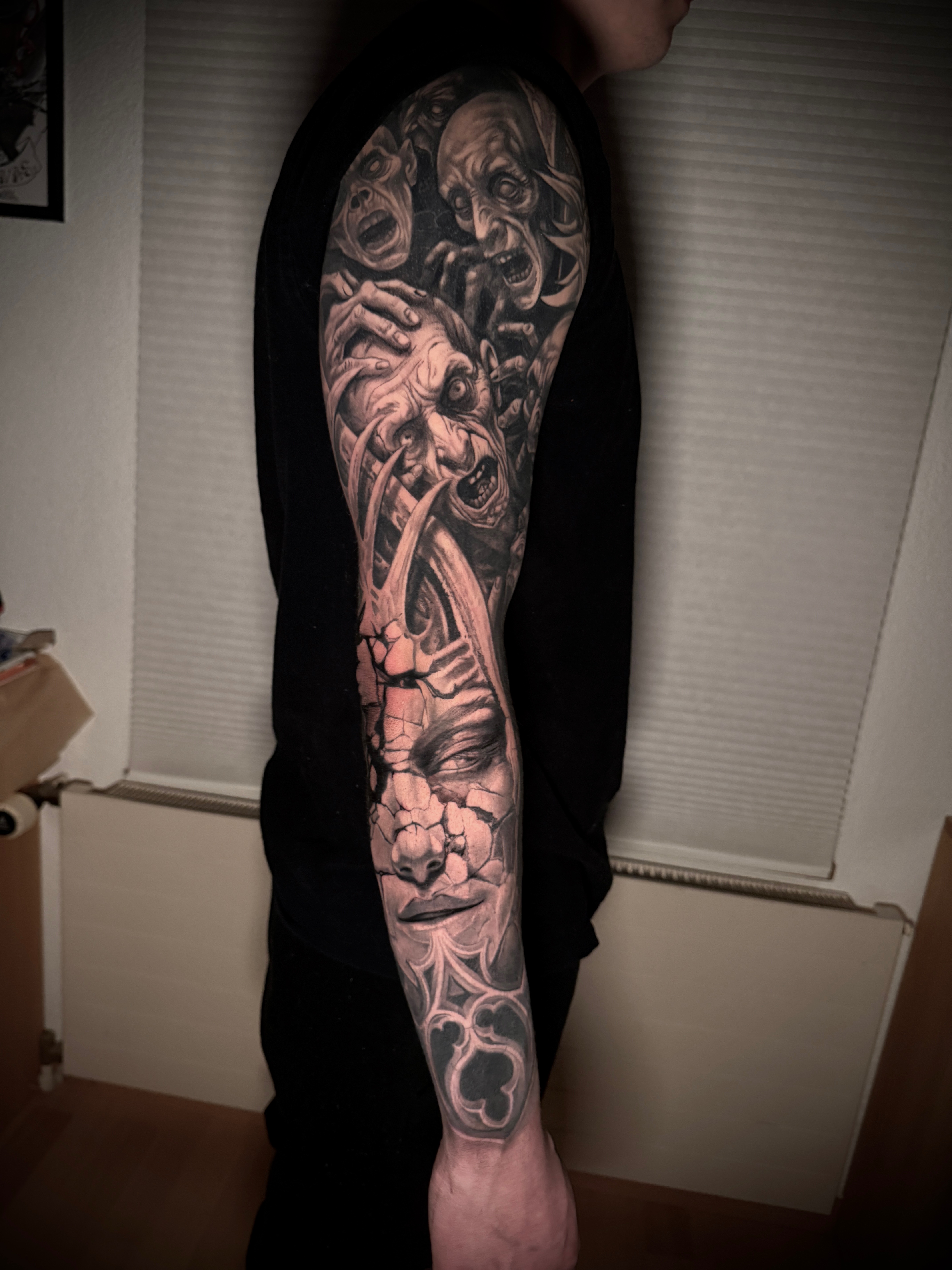 Grossflächiges Black & Grey Sleeve mit dramatischen Gesichtern