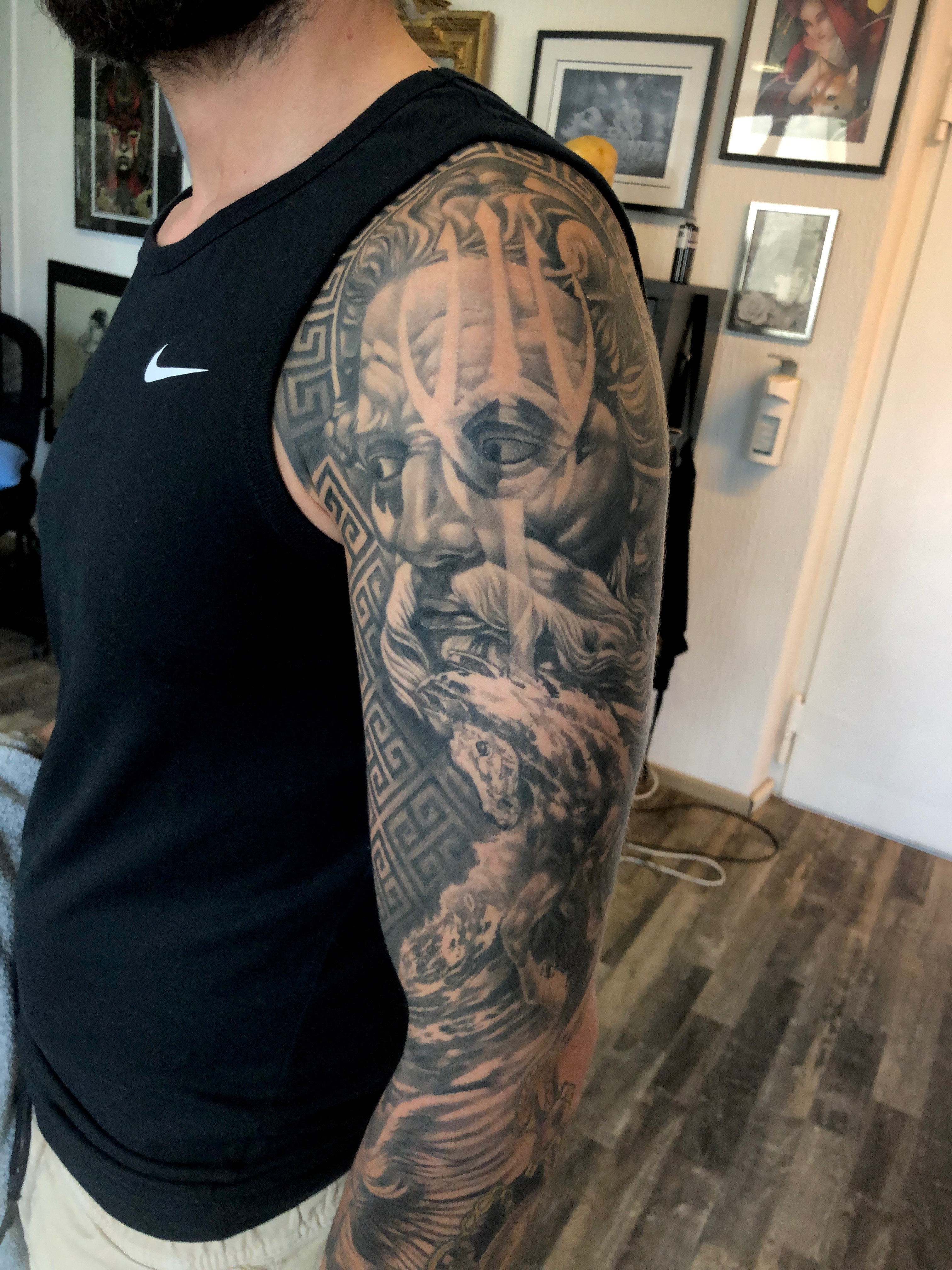 Realistisches Tattoo einer mythologischen Figur am Oberarm