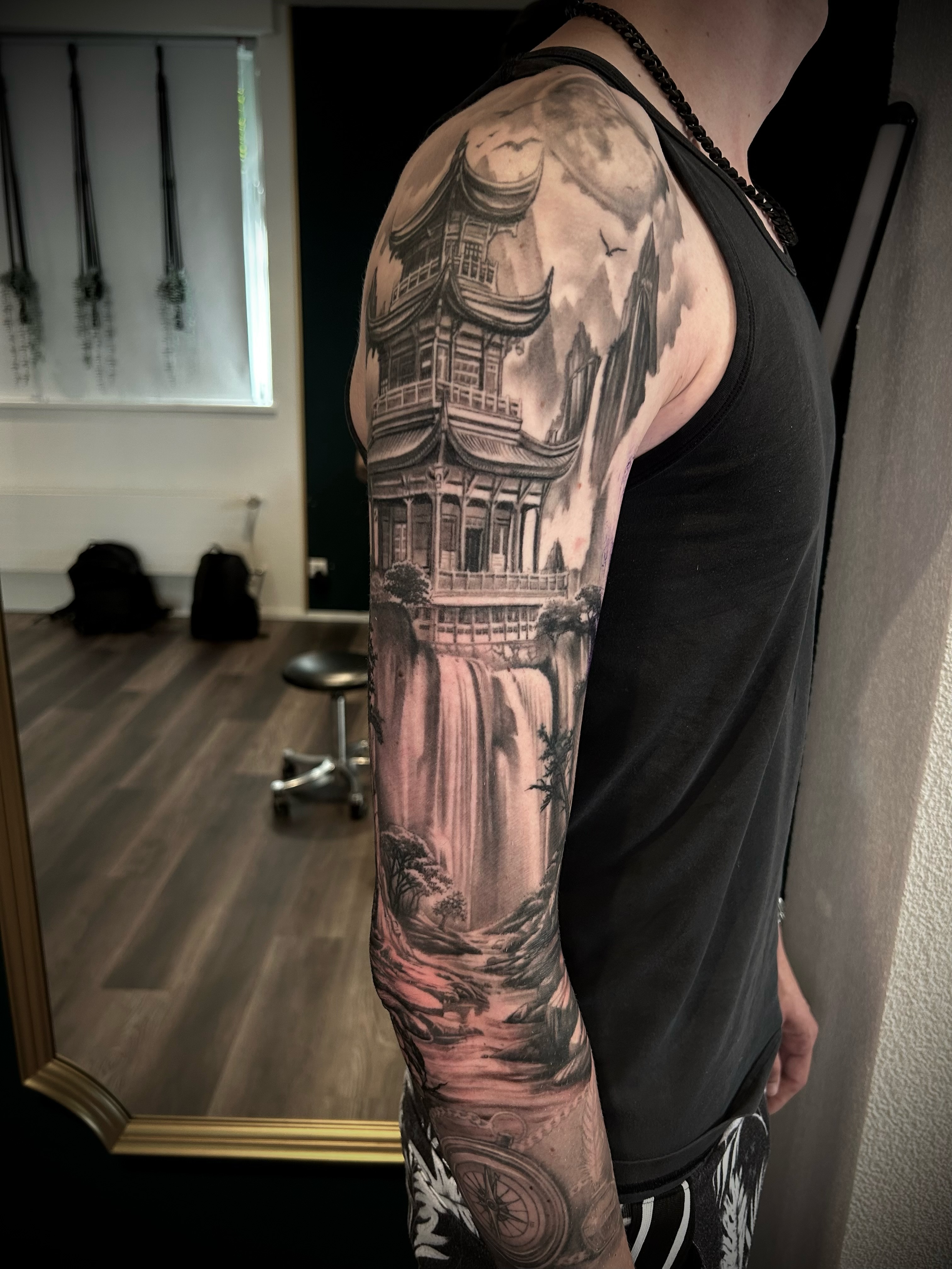 Realistisches Landschafts-Sleeve mit Pagode und Wasserfall