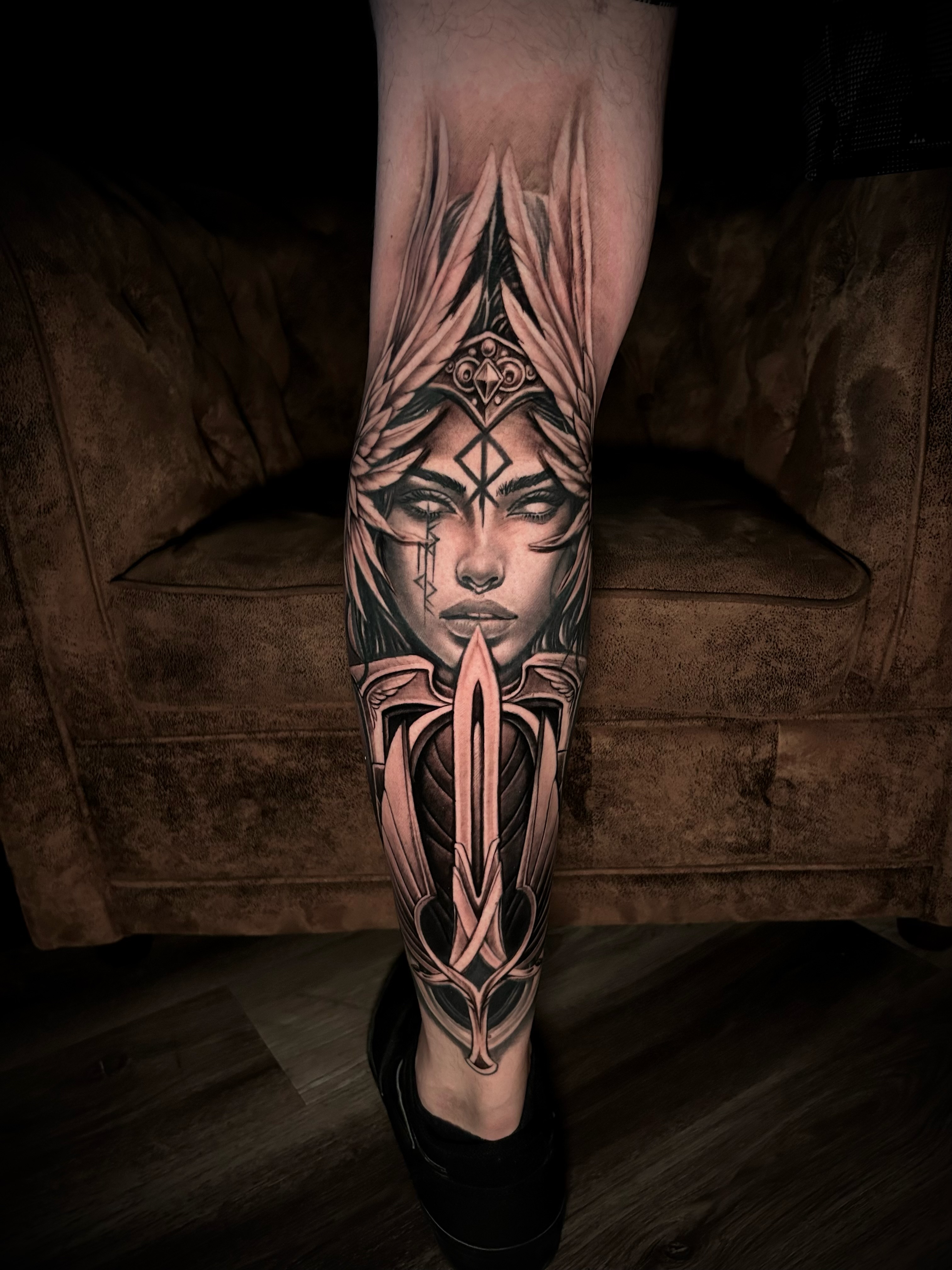 Individuelles Tattoo einer Elfen-Kriegerin mit Schwert am Unterschenkel