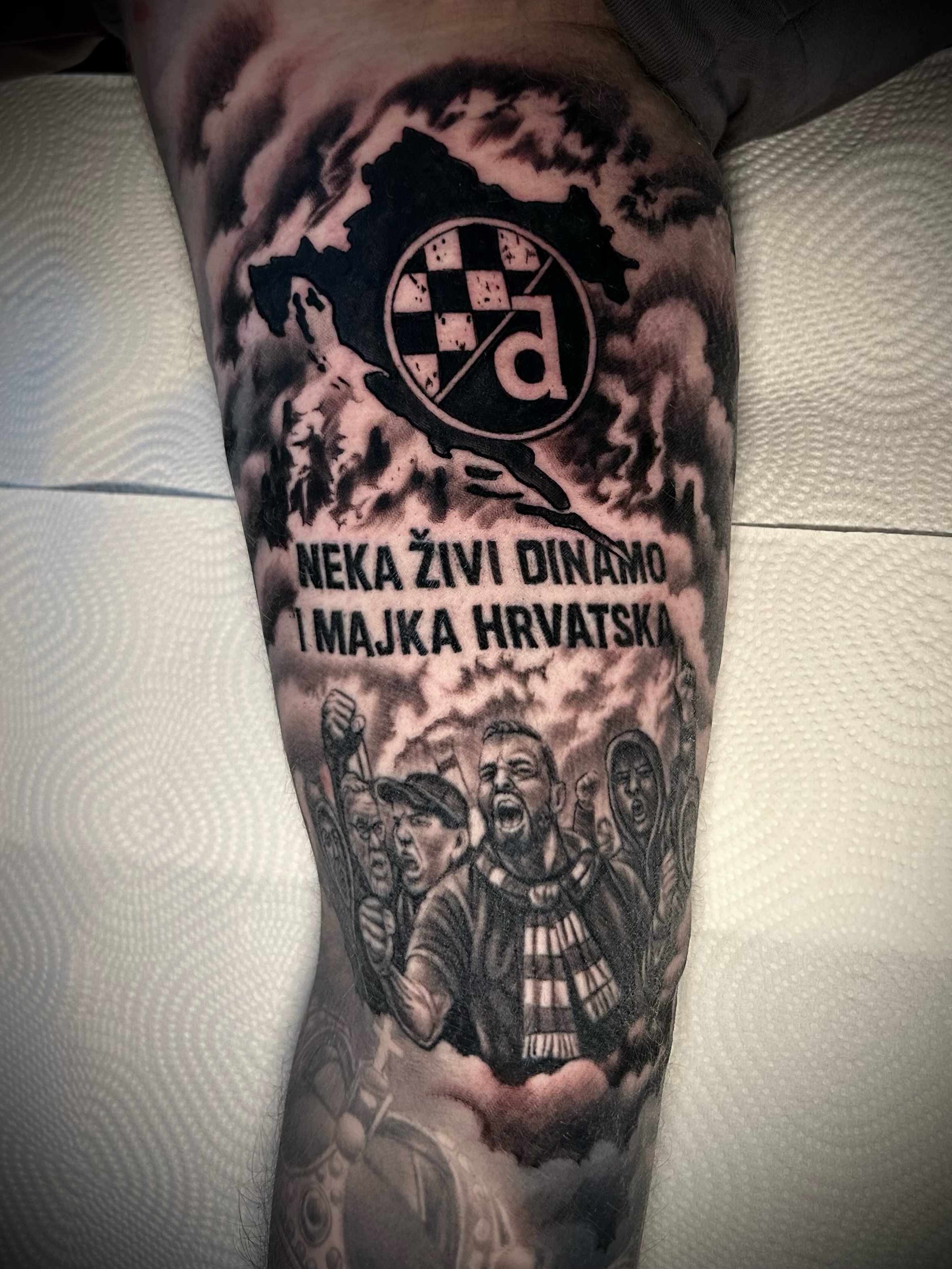 Custom Fan-Sleeve mit Vereinswappen, Lettering und feiernden Fans