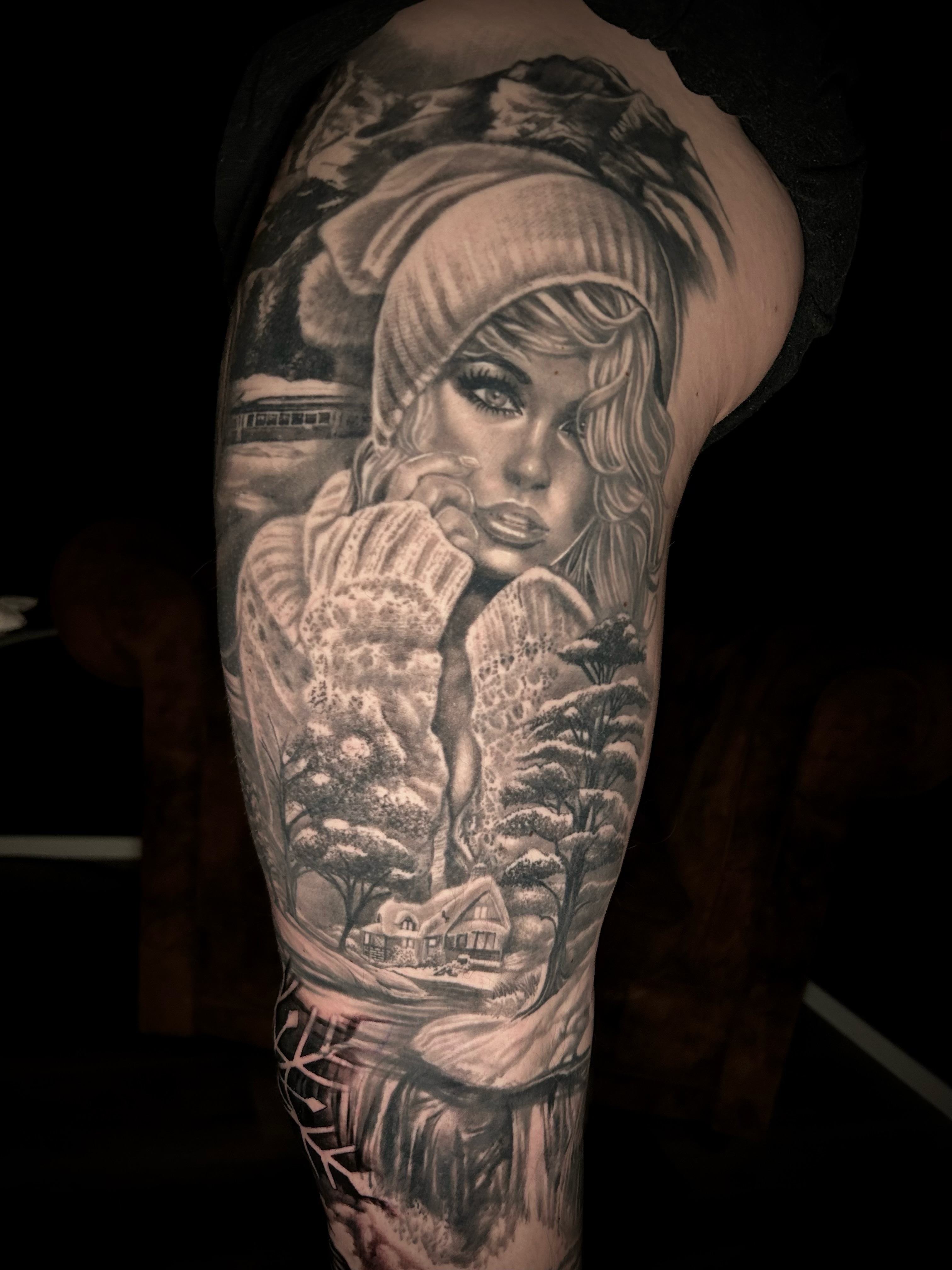 Realistisches Portrait-Tattoo mit winterlicher Landschaft am Oberarm