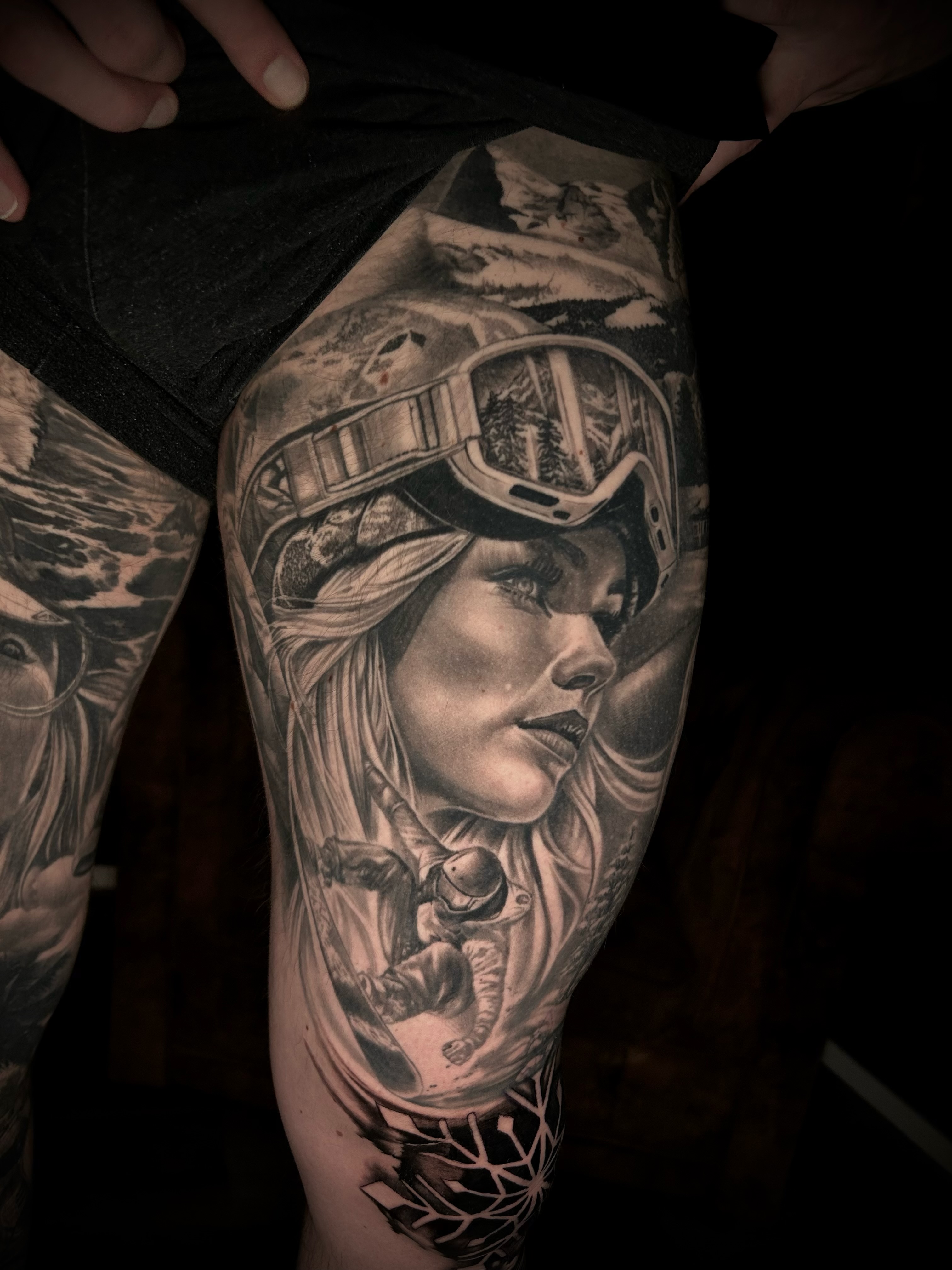 Realistisches Portrait-Tattoo mit Wintersport-Szene am Oberschenkel