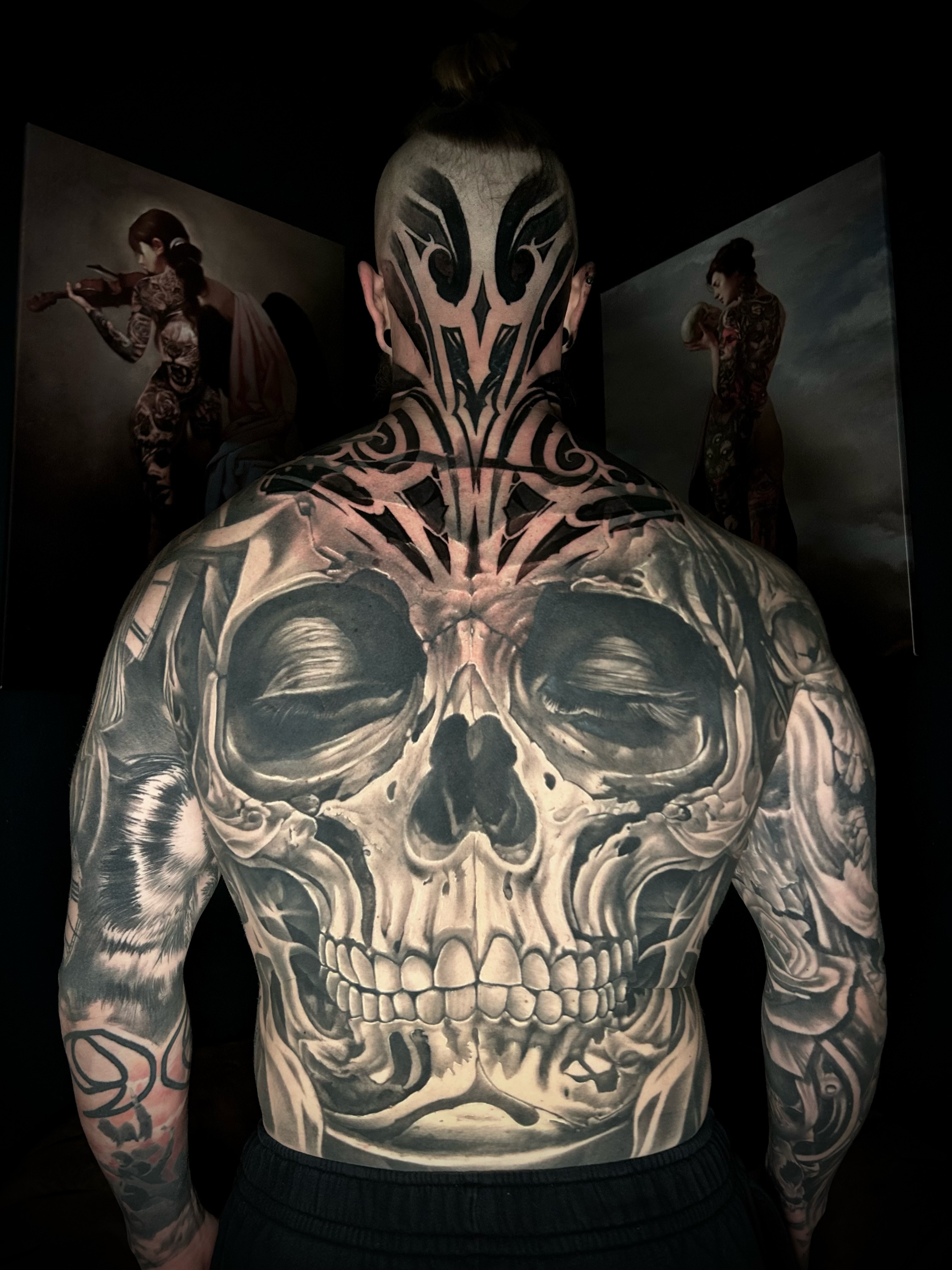 Realistisches Totenkopf-Tattoo über den gesamten Rücken