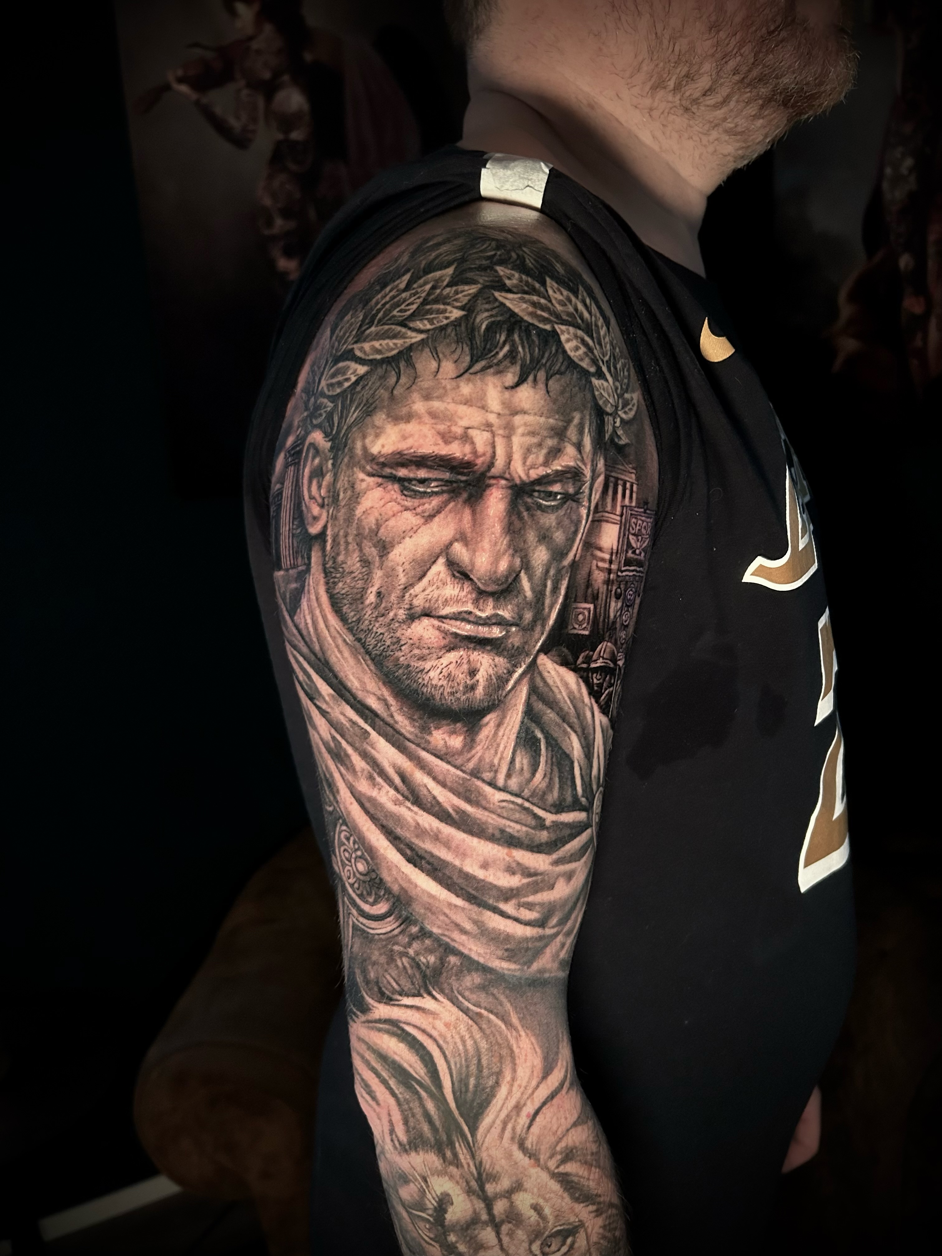 Realistisches Portrait-Tattoo eines römischen Feldherrn am Oberarm