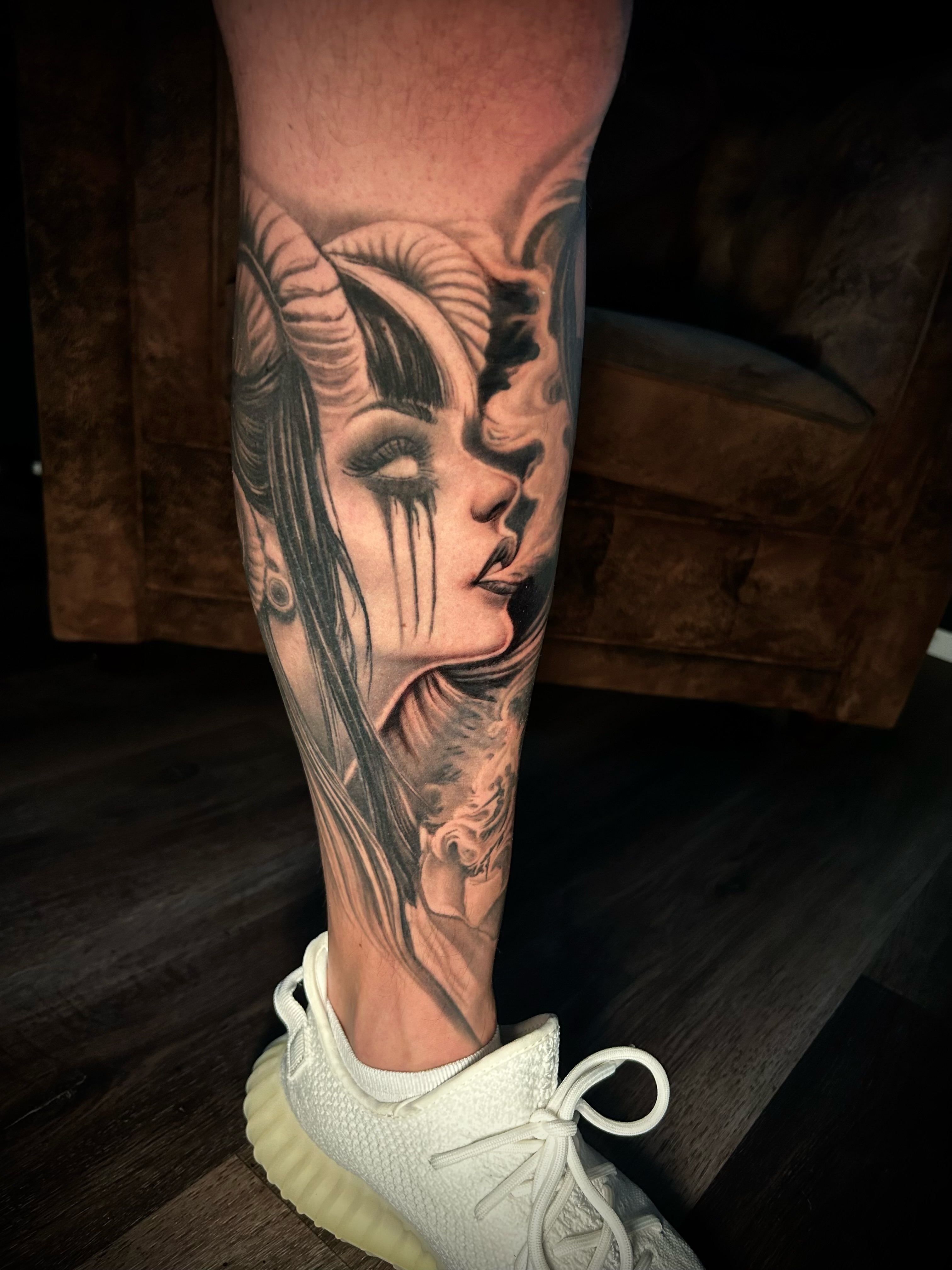 Black & Grey Tattoo einer Fantasy-Figur mit Hörnern