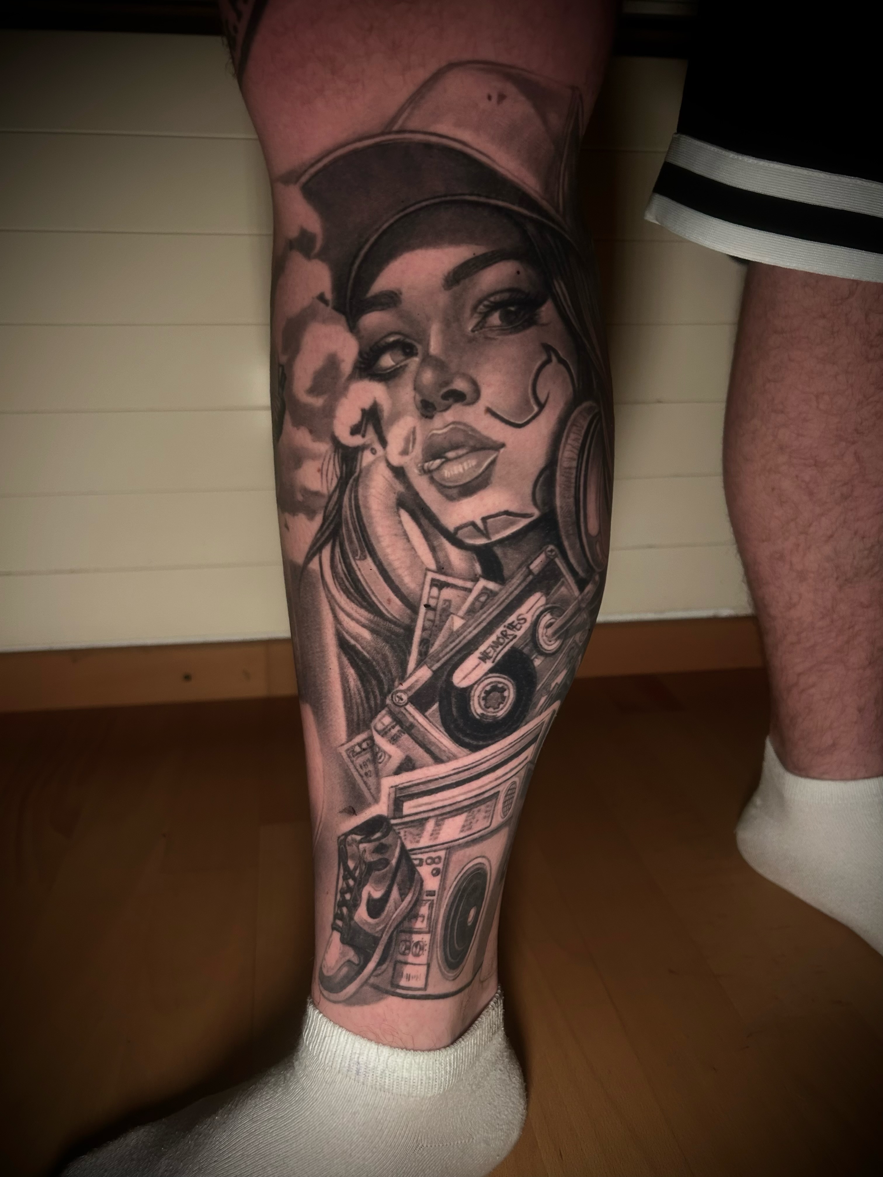 Urbanes Custom-Tattoo mit Portrait, Ghettoblaster und Sneaker
